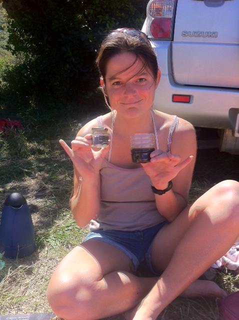 17 September 2011 à 12h44 - Nadège, copine d'Olivier a recyclé une bouteille pour faire une tasse à café. On fait avec ce que l'on a sous la main!